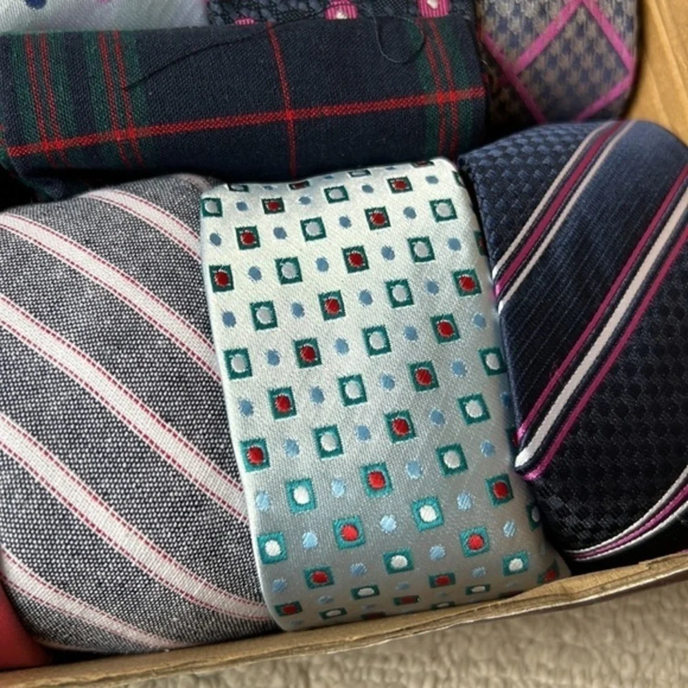 New box of 12 men’s ties, assorted colors and patterns - Picture 5 of 8